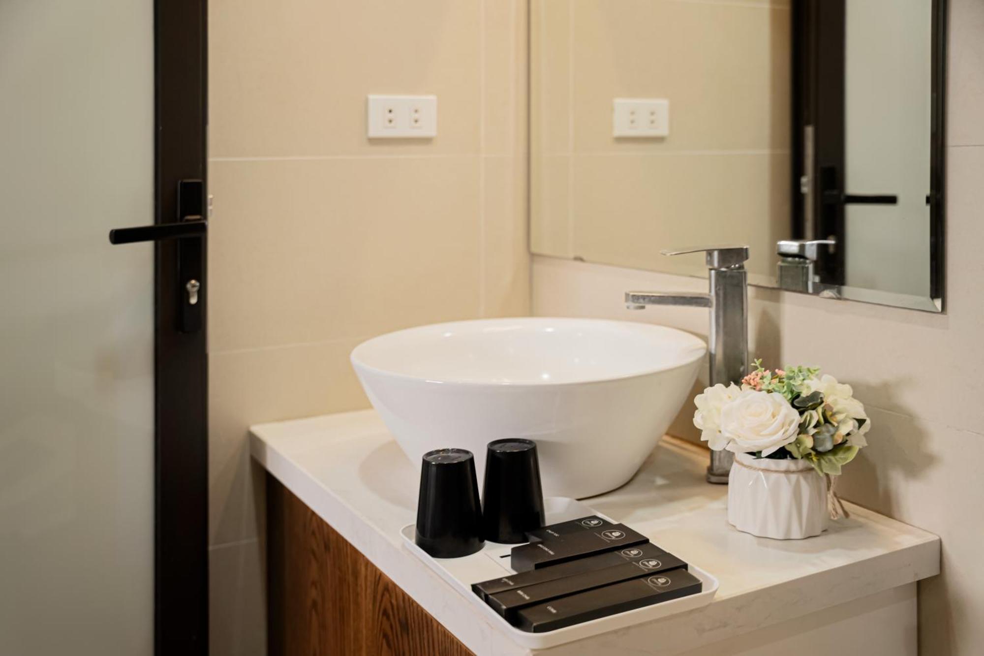 22Housing Hotel & Residence 60 Linh Lang Hanoi Esterno foto